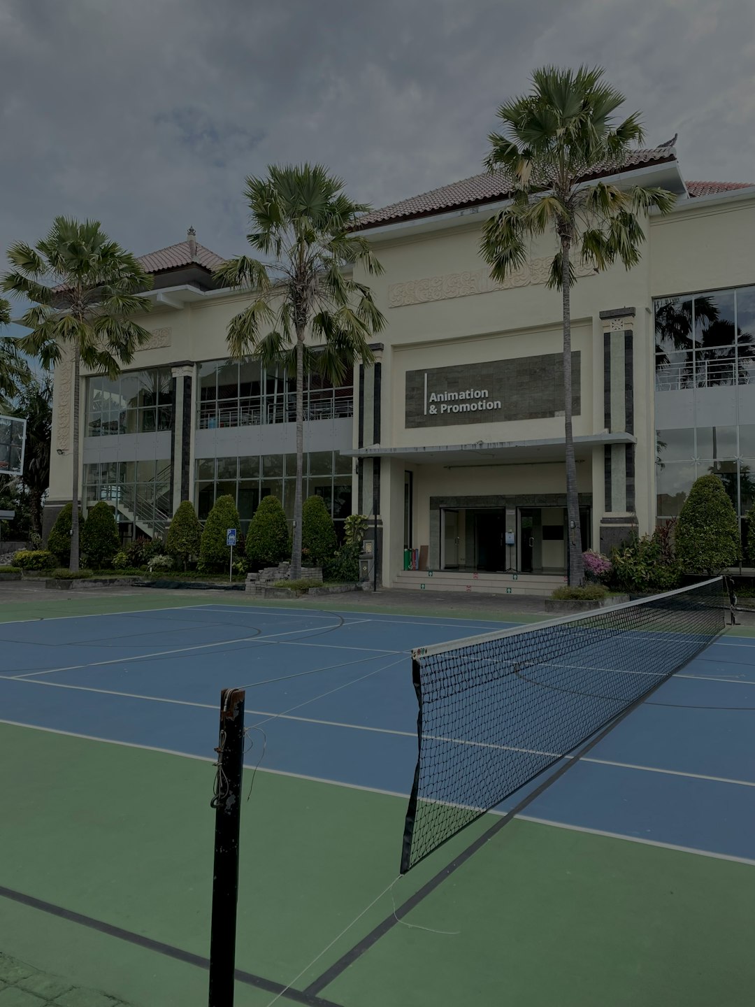 a tennis court in front of a building university of georgia tennis court,tennis match,college tennis