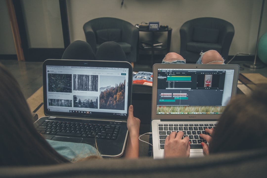 two person with laptop on lap sittig coach laptop synergy video analysis