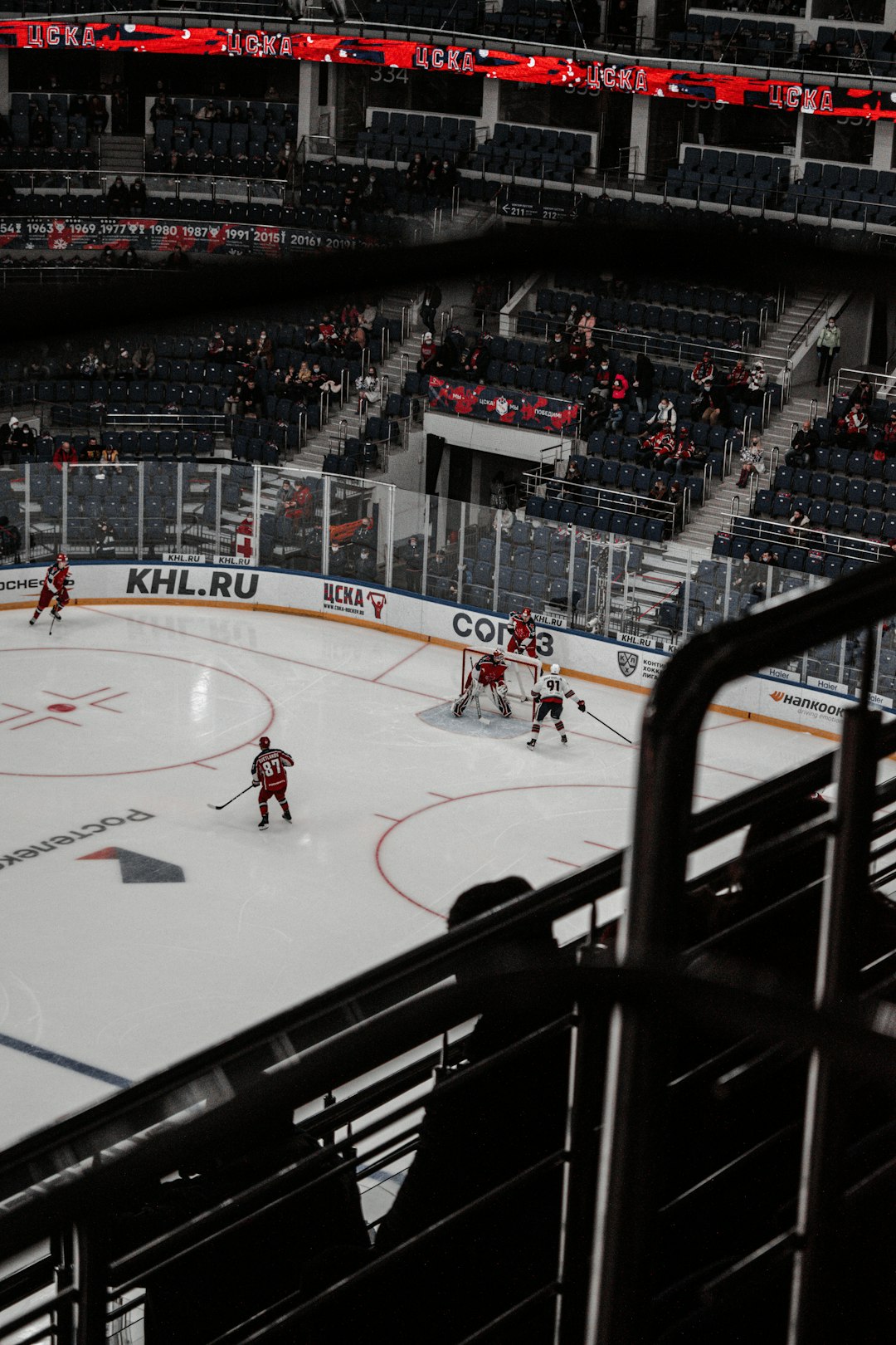 people playing ice hockey on ice hockey stadium empty seats, struggling hockey team, arena issues