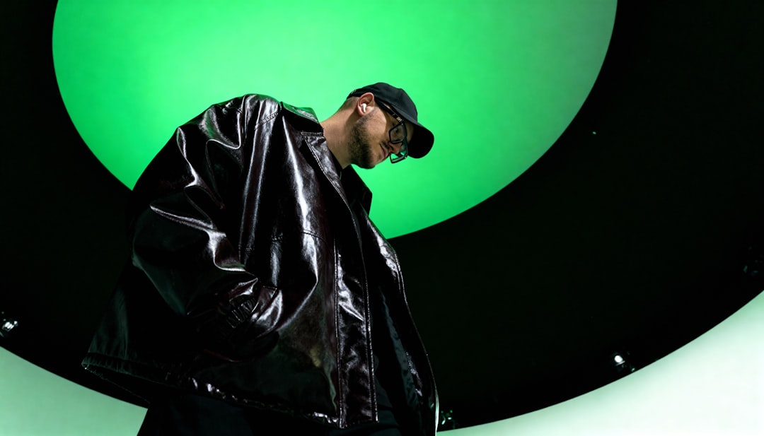 Man in black jacket with green background Tiger Woods Augusta Masters 2026, green jacket ceremony, leaderboard crowd